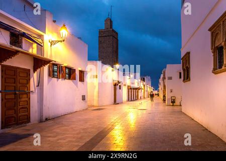 Rabat, Marokko - 22. März 2024: Typische Straße und Architektur in der Kasbah der Oudayas in Rabat, Marokko Stockfoto