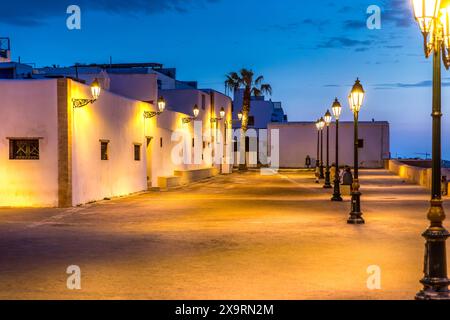 Rabat, Marokko - 22. März 2024: Typische Straße und Architektur in der Kasbah der Oudayas in Rabat, Marokko Stockfoto