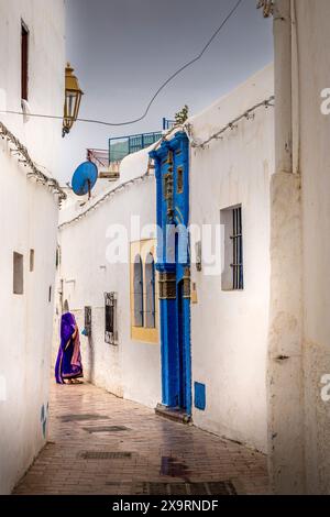 Rabat, Marokko - 22. März 2024: Typische Straße und Architektur in der Kasbah der Oudayas in Rabat, Marokko Stockfoto