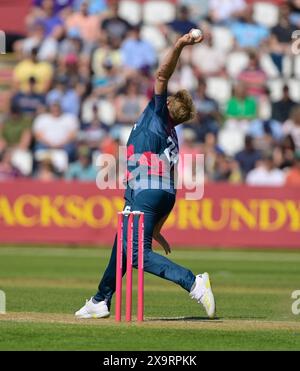 NORTHAMPTON, GROSSBRITANNIEN. Juni 2024. DavidWilley Bowls für Northamptonshire während des T20 Vitality Blast Spiels zwischen Northamptonshire Steelbacks und Yorkshire Vikings auf dem County Ground in Northampton, England Credit: PATRICK ANTHONISZ/Alamy Live News Stockfoto