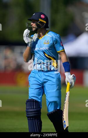 NORTHAMPTON, GROSSBRITANNIEN. Juni 2024. JOE ROOT aus Yorkshire verlässt das Spielfeld während des T20 Vitality Blast-Spiels zwischen Northamptonshire Steelbacks und Yorkshire Vikings im County Ground in Northampton, England Credit: PATRICK ANTHONISZ/Alamy Live News Stockfoto