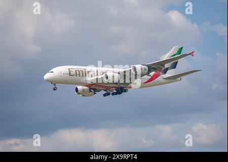 02.06.2024, Berlin, Deutschland, Europa - ein Passagierflugzeug vom Typ Airbus A380-800 der Emirates Airline mit der Registrierung A6-EVG im Landeanflug auf den Flughafen Berlin Brandenburg BER. Die arabische Fluggesellschaft Emirates aus Dubai ist auch dieses Jahr wieder mit ihrem superjumbo zu Gast auf der ILA. Bei dem abgebildeten Passagierflugzeug der Gulf-Airline handelt es sich um einen A380-842 in der neuesten Lackierung. *** 02 06 2024, Berlin, Deutschland, Europa an Emirates Airbus A380 800 Passagierflugzeuge mit der Registrierung A6 EVG nähern sich dem Flughafen Berlin Brandenburg BER Stockfoto