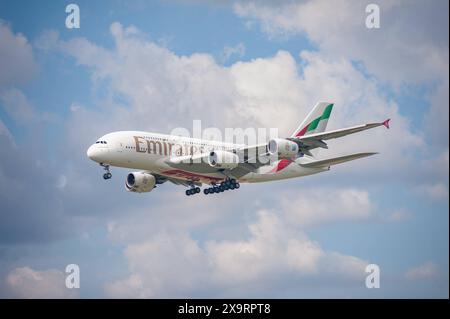 02.06.2024, Berlin, Deutschland, Europa - ein Passagierflugzeug vom Typ Airbus A380-800 der Emirates Airline mit der Registrierung A6-EVG im Landeanflug auf den Flughafen Berlin Brandenburg BER. Die arabische Fluggesellschaft Emirates aus Dubai ist auch dieses Jahr wieder mit ihrem superjumbo zu Gast auf der ILA. Bei dem abgebildeten Passagierflugzeug der Gulf-Airline handelt es sich um einen A380-842 in der neuesten Lackierung. *** 02 06 2024, Berlin, Deutschland, Europa an Emirates Airbus A380 800 Passagierflugzeuge mit der Registrierung A6 EVG nähern sich dem Flughafen Berlin Brandenburg BER Stockfoto