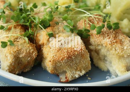 Hausgemachte Fischstäbchen mit Kartoffelpüree und Erbsen Stockfoto