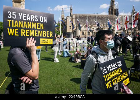 London, Großbritannien, 2. Juni 2024. Eine große Demonstration fand am Parliament Square in London statt, um den 35. Jahrestag des Massakers auf dem Platz des Himmlischen Friedens zu feiern. Die Veranstaltung wurde von Amensty International, China Deviants und HK Labour Rights Monitor unterstützt und hob die chinesische Repression in China, Hongkong und die Aggression gegenüber Taiwan hervor. (Tennessee Jones - Alamy Live News) Stockfoto