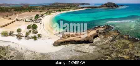 Panoramablick auf einen atemberaubenden tropischen Strand in einer geschützten Bucht und warmes Meer (Lombok, Indonesien) Stockfoto