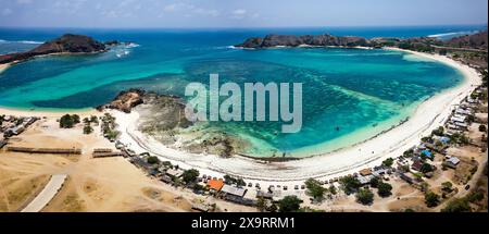 Panoramablick auf einen atemberaubenden tropischen Strand in einer geschützten Bucht und warmes Meer (Lombok, Indonesien) Stockfoto