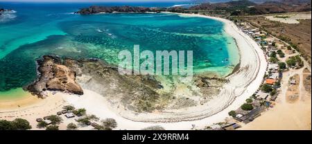 Panoramablick auf einen atemberaubenden tropischen Strand in einer geschützten Bucht und warmes Meer (Lombok, Indonesien) Stockfoto