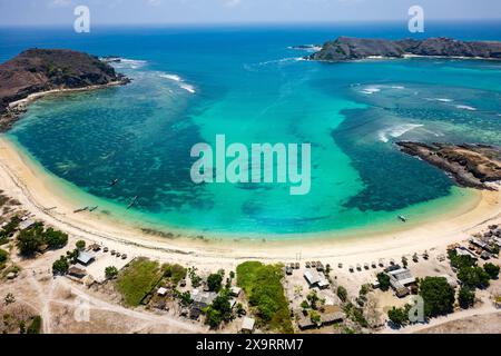 Panoramablick auf einen atemberaubenden tropischen Strand in einer geschützten Bucht und warmes Meer (Lombok, Indonesien) Stockfoto
