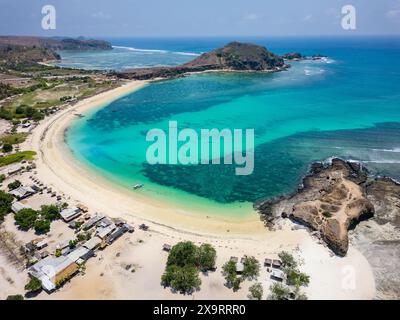 Blick auf einen geschützten tropischen Strand und das warme Meer während der Trockenzeit (Tanjung aan, Lombok, Indonesien) Stockfoto