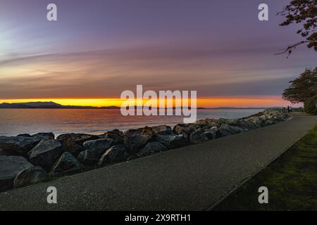 Sonnenuntergang der Bucht von San Francisco und Spaziergang in Emeryville City Stockfoto