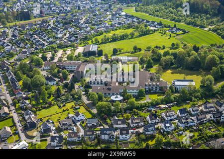 Aus der Vogelperspektive, Bergkloster Bestwig, Schwestern von St. Maria Magdalena Postel, Berufsschule, Hotelunterkunft, Bestwig, Sauerland, Nordrhein-Westp Stockfoto