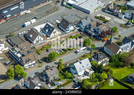 Luftansicht, Einkaufsviertel an der Bundesstraße B7, zum Alten Güterbahnhof, Parkplätze, Evangelische Kreuzkirche, Bestwig, Sauerland, Stockfoto