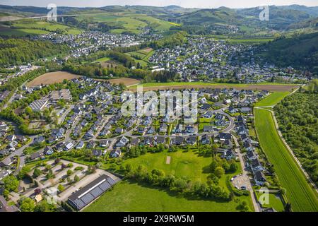 Luftaufnahme, Wohngebiet Bestwig, Ostwig und Nuttlar mit Autobahn A46 Talbrücke Nuttlar, vor Parkplätzen und Berufsschule Bergklo Stockfoto