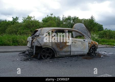 Ausgebranntes Auto in einem Lay-by auf der A66 in cumbria bei penrith Stockfoto