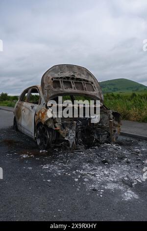 Ausgebranntes Auto in einem Lay-by auf der A66 in cumbria bei penrith Stockfoto