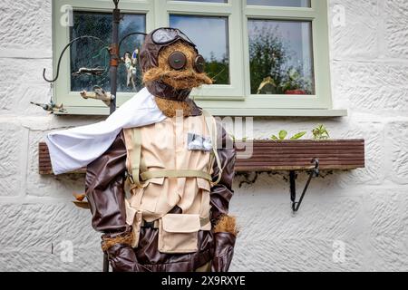 Daresbury Village, Cheshire, Großbritannien. Juni 2024. In Neuseeland geborener Offizier, Sir Keith Rodney Park, GCB, KBE, MC und Bar, DFC, vertreten durch eine Vogelscheuche beim Daresbury Village Scarecrow Festival anlässlich des 80. Jahrestages der D-Day Credit: John Hopkins/Alamy Live News Stockfoto