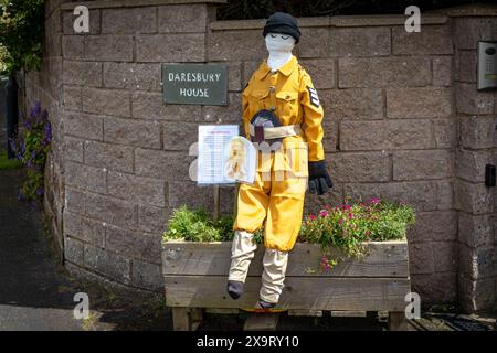 Daresbury Village, Cheshire, Großbritannien. Juni 2024. Joseph George Brittain wurde als 16-jähriger am Sword Beach verwundet und wurde von Schrapnell in Reims getroffen, vertreten durch eine Vogelscheuche beim Daresbury Village Scarecrow Festival, um den 80. Jahrestag des D-Day zu feiern. Credit: John Hopkins/Alamy Live News Stockfoto