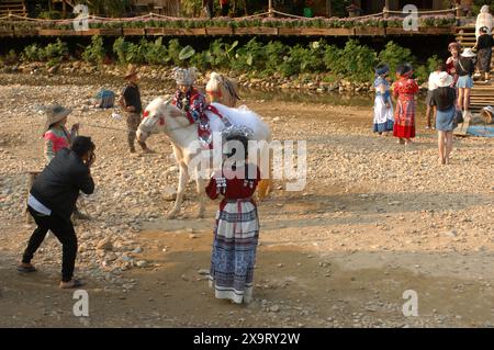 Touristen in traditioneller Kleidung der Hilltribe saßen im Dorf Cat Cat, Sapa, Lao Cai, Vietnam. Stockfoto