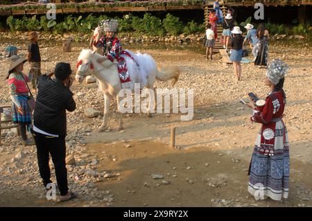 Touristen in traditioneller Kleidung der Hilltribe saßen im Dorf Cat Cat, Sapa, Lao Cai, Vietnam. Stockfoto