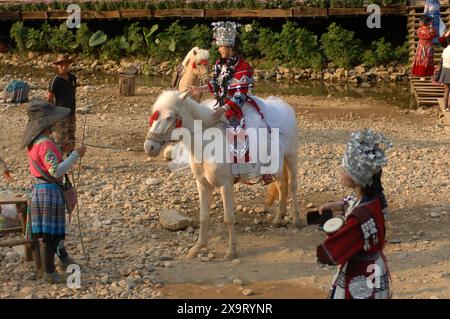 Touristen in traditioneller Kleidung der Hilltribe saßen im Dorf Cat Cat, Sapa, Lao Cai, Vietnam. Stockfoto