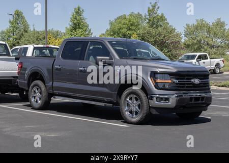 Zionsville - 30. Mai 2024: Ford F-150 XLT wird in einem Händlerbetrieb ausgestellt. Der Ford F150 ist in den Modellen XLT, Lariat, King Ranch und Limited erhältlich. MEIN:2024 Stockfoto