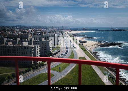 Ein Blick vom Leuchtturm in Leca da Palmeira in Portugal, der die pulsierende Stadt und ihre Küstenumgebung erfasst. Stockfoto