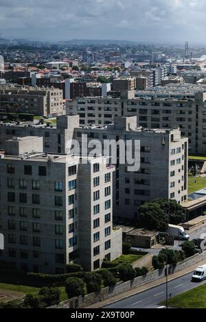 Blick vom Leuchtturm in Leca da Palmeira in Portugal, mit Blick auf die bezaubernde Stadt darunter. Stockfoto