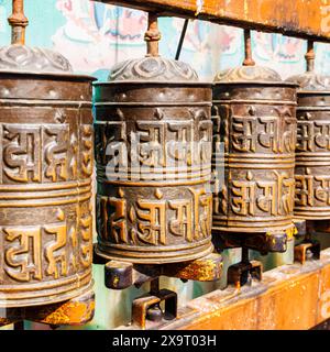 Traditionelle buddhistische hölzerne Gebetsmühle in der berühmten Boudhanath Stupa (Buddha Stupa), Kathmandu, Nepal Stockfoto