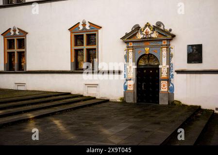 Spätbarockes Tor des Kurfürstlichen Schlosses in Trier. Stockfoto