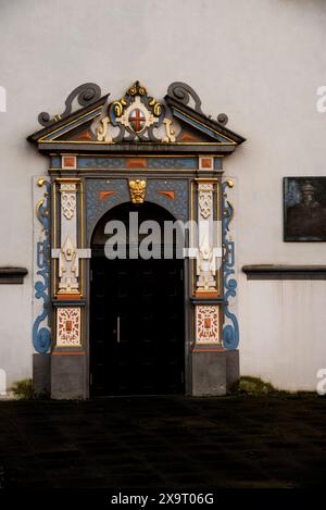 Spätbarockes Tor des Kurfürstlichen Schlosses in Trier. Stockfoto