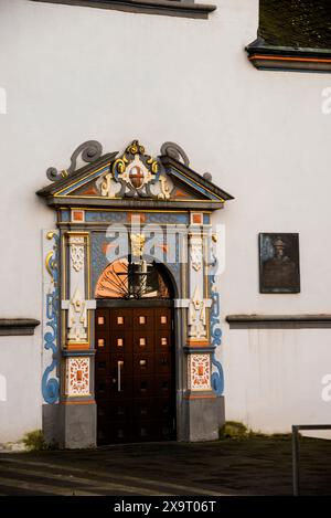 Spätbarockes Tor des Kurfürstlichen Schlosses in Trier. Stockfoto