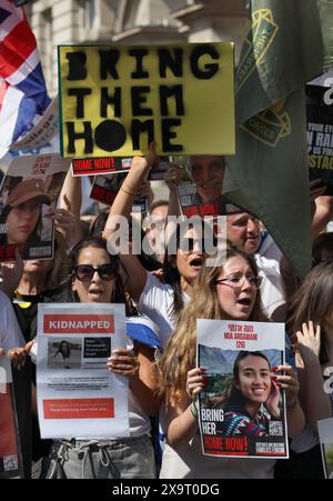 London, England, Großbritannien. Juni 2024. Die Demonstranten halten Schilder mit der Aufschrift „Bring sie nach Hause“ und fliegen während der Demonstration eine Flagge der israelischen Streitkräfte. Tausende von Menschen marschierten in Zentral-London und forderten die Rückgabe der israelischen Geiseln, die von der Hamas in Gaza festgehalten wurden. Am 7. Oktober 2023 wurden über 250 israelische Geiseln von der Hamas genommen, viele wurden noch nicht gefunden oder freigelassen. (Kreditbild: © Martin Pope/ZUMA Press Wire) NUR REDAKTIONELLE VERWENDUNG! Nicht für kommerzielle ZWECKE! Stockfoto