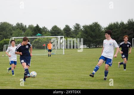 Es gibt eine Menge Action im Jugendfußballspiel. Stockfoto