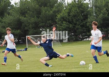 Es gibt eine Menge Action im Jugendfußballspiel. Stockfoto