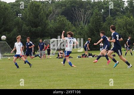 Es gibt eine Menge Action im Jugendfußballspiel. Stockfoto