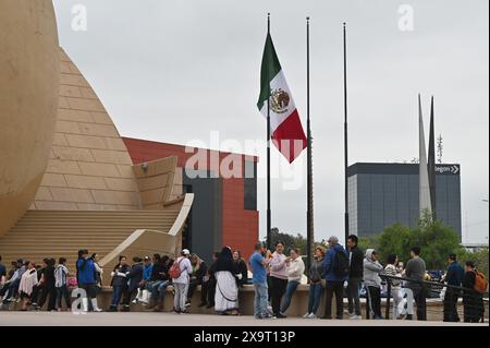 Tijuana, Baja California, Mexiko. Juni 2024. Die Mexikaner gaben ihre Stimmen im Tijuana Cultural Center während der Parlamentswahlen in Tijuana, Baja California, Mexiko am Sonntag, den 2. Juni 2024 ab. Die Mexikaner wählten die erste Präsidentin der drei Kandidaten. Die beiden Spitzenkandidaten sind Frauen, Claudia Sheinbaum von der Regierungspartei Morena und Xochitl Galvez von der Oppositionskoalition. beide Frauen wollen Geschichte in einem Land schreiben, in dem geschlechtsspezifische Gewalt und Ungleichheit die Norm sind. (Kreditbild: © Carlos A. Moreno/ZUMA Press Wire) REDAKTIONELLE VERWENDUNG AM Stockfoto