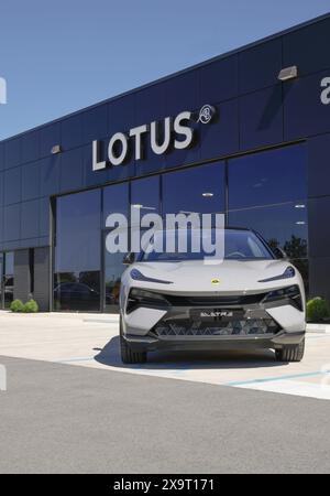 Indianapolis - 30. Mai 2024: Lotus Eletre wird in einem Händlerbetrieb ausgestellt. Lotus bietet den Eletre als Elektro-EV Hyper-SUV mit aktiver Aerodynamik an. Stockfoto