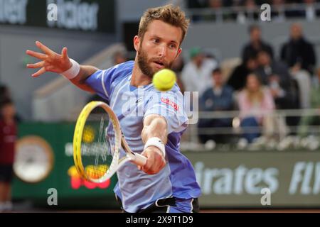 Roland Garros, Paris, Frankreich. Juni 2024. 2024 French Open Tennis Turnier, Tag 8; Corentin Moutet (fra) in Aktion während des Viertelfinales gegen Jannik Sinner (ita) Credit: Action Plus Sports/Alamy Live News Stockfoto