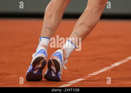 Roland Garros, Paris, Frankreich. Juni 2024. 2024 French Open Tennis Turnier, Tag 8; das Tattoo von Corentin Moutet (fra) im Viertelfinale gegen Jannik Sinner (ita) Credit: Action Plus Sports/Alamy Live News Stockfoto