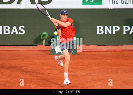 Roland Garros, Paris, Frankreich. Juni 2024. 2024 French Open Tennis Turnier, Tag 8; Jannik Sinner (ita) in Aktion während des Viertelfinales gegen Corentin Moutet (fra) Credit: Action Plus Sports/Alamy Live News Stockfoto