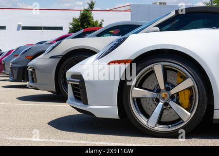 Indianapolis - 30. Mai 2024: Gebrauchtes Porsche-Display in einem Händlerbetrieb. Aufgrund von Preisbedenken kauft und verkauft Porsche Gebrauchtfahrzeuge, um dema zu erfüllen Stockfoto