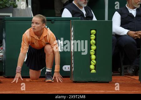 Paris, Frankreich. Juni 2024. Während des Spiels zwischen Grigor Dimitrov aus Bulgarien und Hubert Hurkacz aus Polen bei den French Tennis Open in Roland Garros in Paris, Frankreich, am Sonntag, den 2. Juni 2024, steht ein Ballmädchen auf dem Spiel. Dimitrov gewann 7:6, 6:4, 7:6. Foto: Maya Vidon-White/UPI Credit: UPI/Alamy Live News Stockfoto