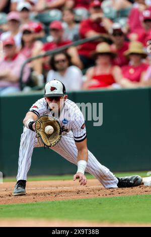 2. Juni 2024: Der erste Baseman Bryce Cannon #36 im Südosten von Missouri sucht einen Ball, der ihm geworfen wird. Der Southeast Missouri State besiegte Arkansas 6-3 in Fayetteville, AR. Richey Miller/CSM Stockfoto