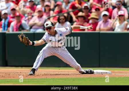 2. Juni 2024: Redhawks erster Baseman Bryce Cannon #36 streckt sich für einen Ball, der ihm geworfen wird, während er daran arbeitet, seinen Fuß auf der Basis zu halten. Der Southeast Missouri State besiegte Arkansas 6-3 in Fayetteville, AR. Richey Miller/CSM Stockfoto