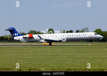 Ein Scandinavian Airlines (CityJet) Bombardier CRJ-900LR landet am Flughafen Kopenhagen Kastrup. Betrieb von drei Hauptdrehkreuzen, Kopenhagen, Stockholm-Arlanda Airport und Oslo. SAS bietet täglich mehr als 800 Flüge an. Jährlich reisen mehr als 29 Millionen Passagiere mit SAS zwischen fast 120 Zielen in Europa, den USA und Asien. Stockfoto