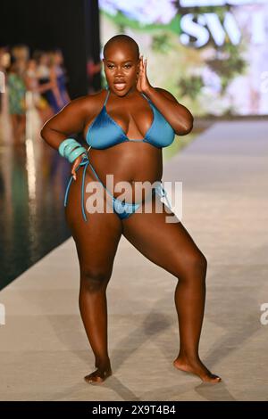 Miami Beach, Usa. Juni 2024. Miami Beach, FL - 1. Juni: Achieng Agutu spaziert auf dem Laufsteg bei der Sports Illustrated Swimsuit Show am Samstag, 1. Juni 2024, in Miami Beach, Florida Credit: SIPA USA/Alamy Live News Stockfoto