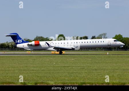 Kopenhagen, Dänemark. Mai 2024. Ein Scandinavian Airlines (CityJet) Bombardier CRJ-900LR landet am Flughafen Kopenhagen Kastrup. Betrieb von drei Hauptdrehkreuzen, Kopenhagen, Stockholm-Arlanda Airport und Oslo. SAS bietet täglich mehr als 800 Flüge an. Jährlich reisen mehr als 29 Millionen Passagiere mit SAS zwischen fast 120 Zielen in Europa, den USA und Asien. (Credit Image: © Fabrizio Gandolfo/SOPA Images via ZUMA Press Wire) NUR REDAKTIONELLE VERWENDUNG! Nicht für kommerzielle ZWECKE! Stockfoto
