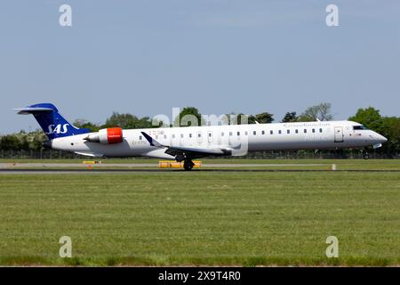 Kopenhagen, Dänemark. Mai 2024. Ein Scandinavian Airlines (CityJet) Bombardier CRJ-900LR landet am Flughafen Kopenhagen Kastrup. Betrieb von drei Hauptdrehkreuzen, Kopenhagen, Stockholm-Arlanda Airport und Oslo. SAS bietet täglich mehr als 800 Flüge an. Jährlich reisen mehr als 29 Millionen Passagiere mit SAS zwischen fast 120 Zielen in Europa, den USA und Asien. (Foto: Fabrizio Gandolfo/SOPA Images/SIPA USA) Credit: SIPA USA/Alamy Live News Stockfoto