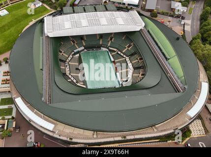 Wimbledon Centre Court - Flug über die berühmten Tennisplätze - LONDON, GROSSBRITANNIEN - 27. MAI 2024 Stockfoto